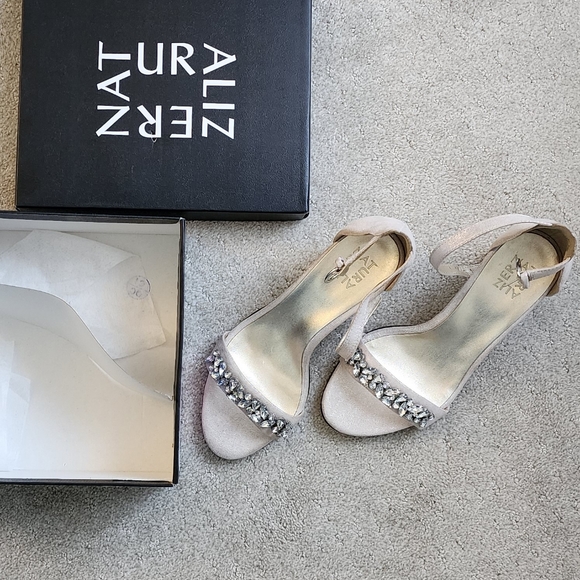 Stunning Naturalizer 7.5W Formal Sandals - Picture 5 of 5